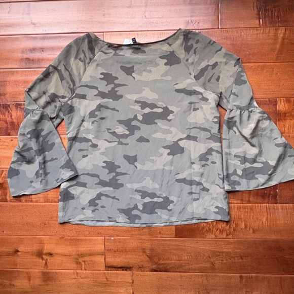NWT Banana Republic Green Camo Bell-Sleeves Blouse L Semi-Sheer - Picture 5 of 9